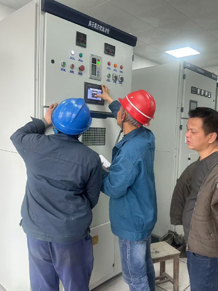 長沙文鋮電氣對(duì)客戶訂制的高壓固態(tài)軟啟動(dòng)柜進(jìn)行現(xiàn)場調(diào)適